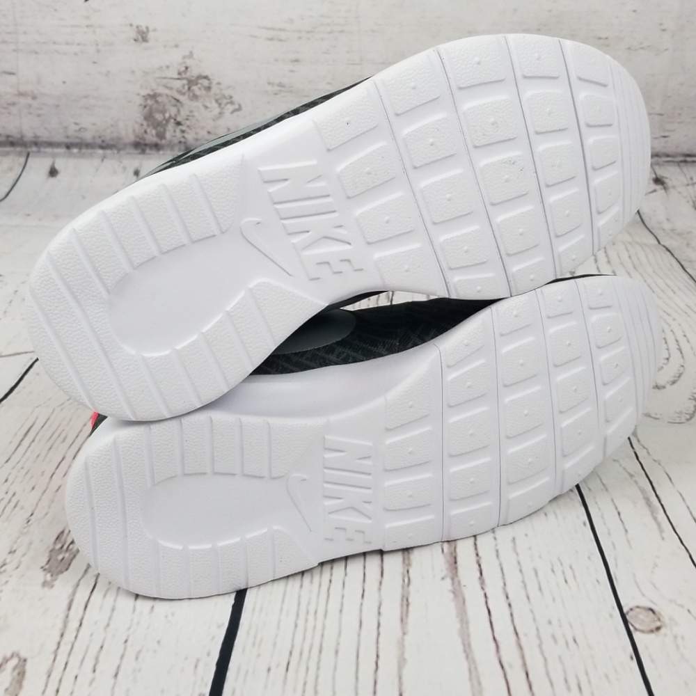 NWB Nike Tanjun - Picture 6 of 8